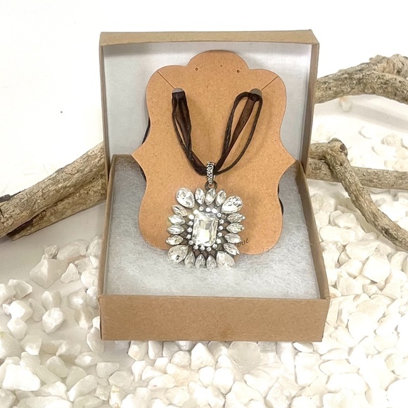 Rhinestone Pendant Necklace. NEW ITEM. - Picture 5 of 5